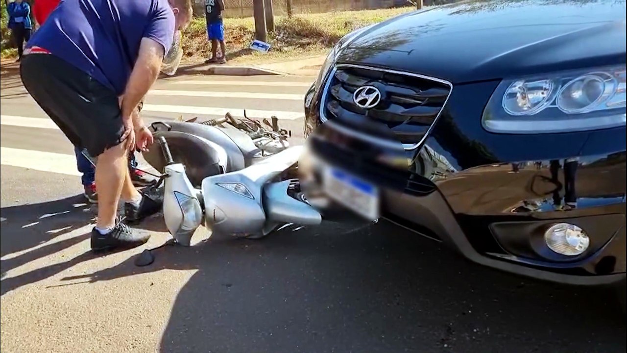 Duas pessoas ficam feridas após colisão entre caminhonete e moto na Avenida Carlos Gomes
