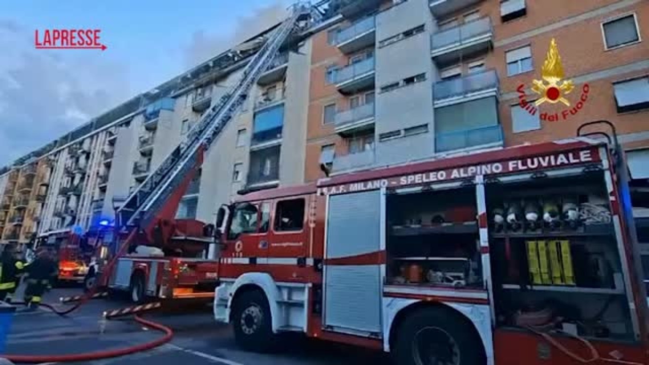 Incendio in un appartamento a Milano: due vittime. Il video dei vigili del fuoco al lavoro