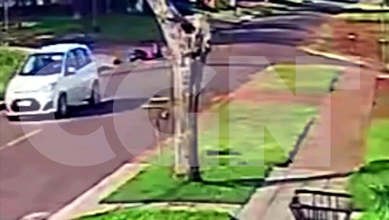 Câmera flagra batida violenta que deixou ciclista com grave lesão na cabeça