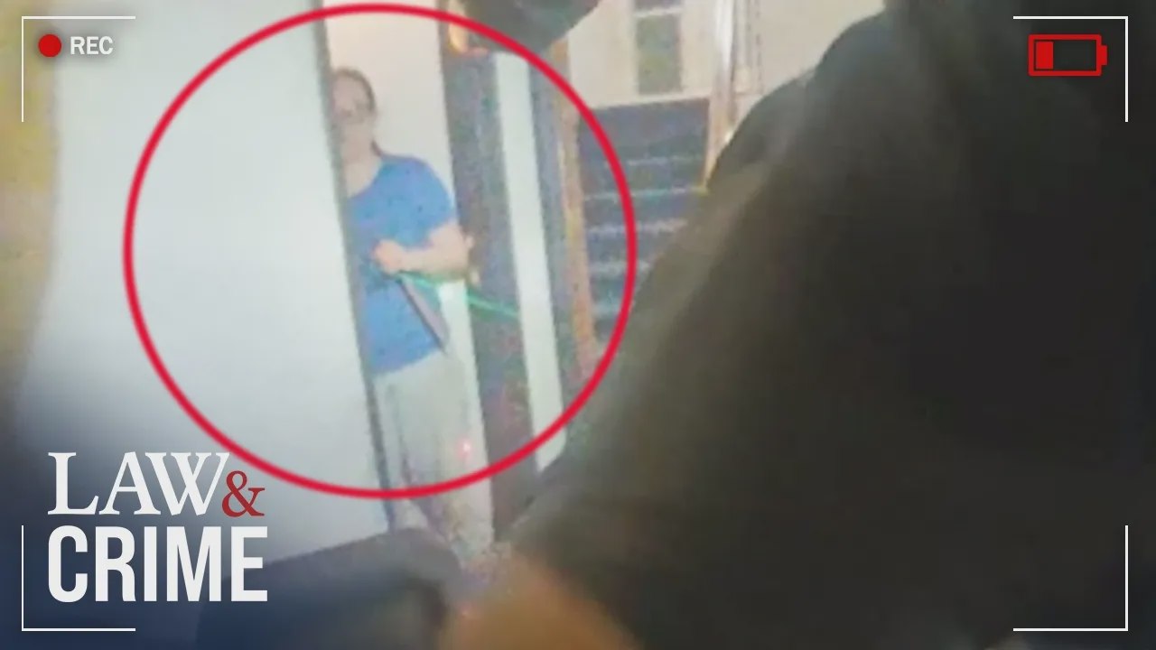 Mamá es sorprendida masacrando a su hijo