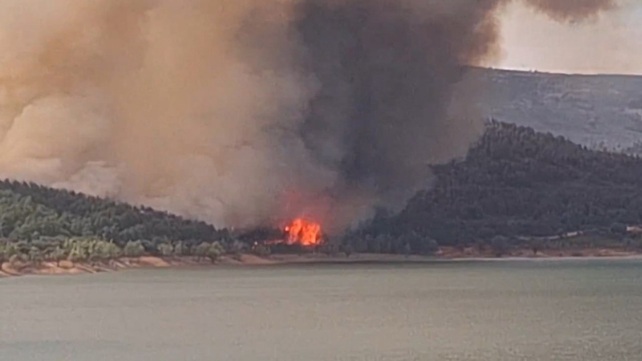 El incendio de Guadalajara afecta a 9.000 hectáreas con 16 pueblos evacuados y 700 afectados
