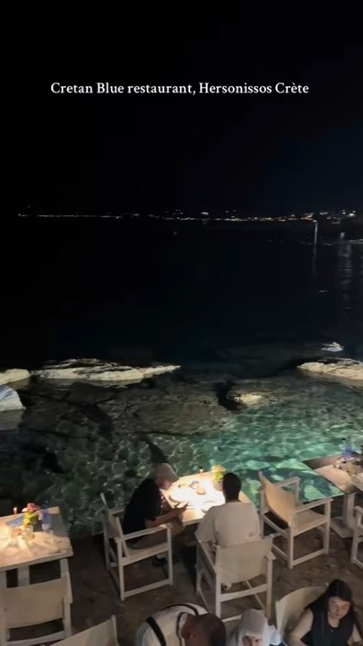 Un restaurant avec vue sur l’eau en Crète 😻 juste magnifique !!