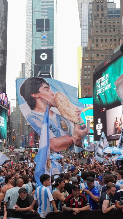 Hinchas argentinos se reúnen en Times Square