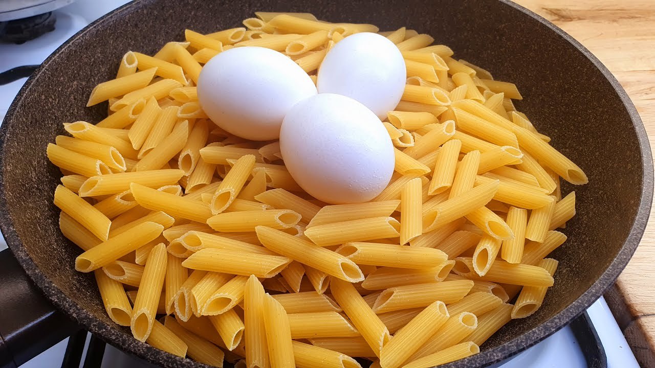 Eier und Nudeln, schnelles Rezept für ein köstliches Gericht das Sie noch nicht so gekocht haben
