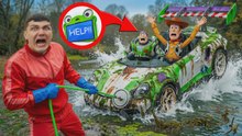 ¡Encontramos juguetes de Toy Story bajo el agua pescando con imán! ¡El auto de Buzz Lightyear chocó!