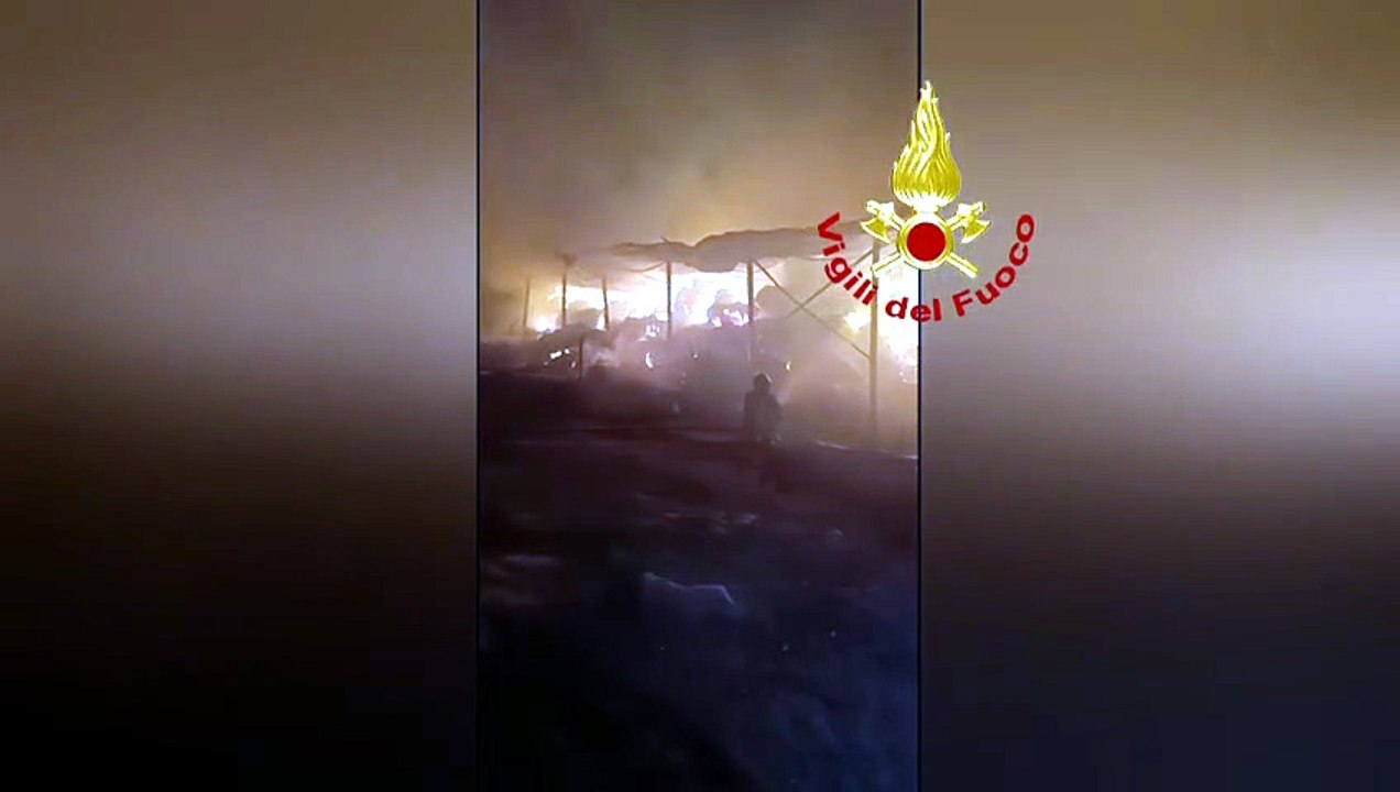 Benetutti, in fiamme deposito di fieno: al lavoro i Vigili del fuoco | VIDEO |