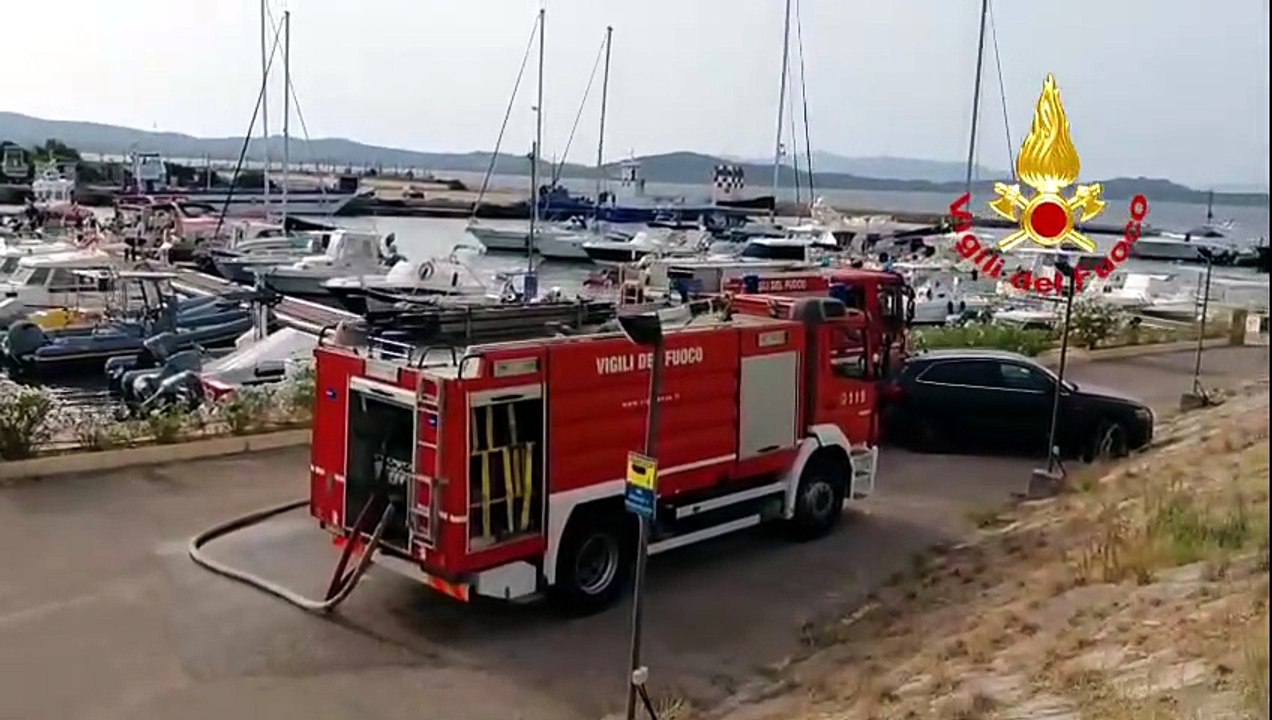 Momenti di paura a La Maddalena, barca in fiamme nel porto