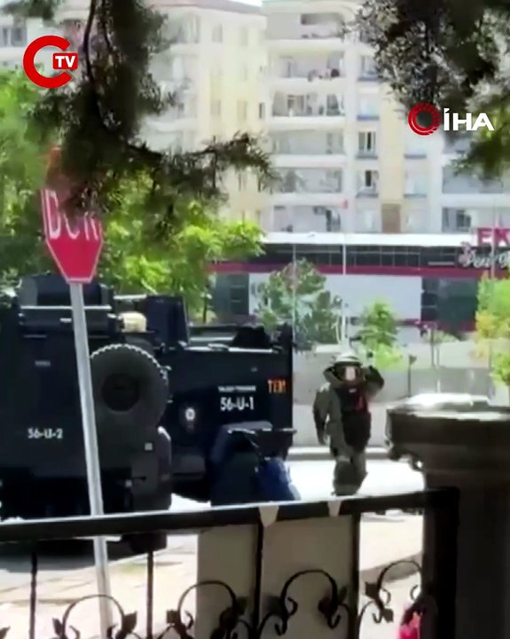 AK Parti il binası önüne bırakılan şüpheli çanta kontrollü patlatıldı