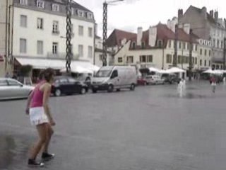 Jeunes Filles en Folies sur la place St pierre