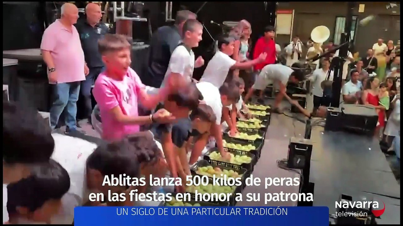 Los jóvenes de Ablitas lanzan 500 kilos de peras