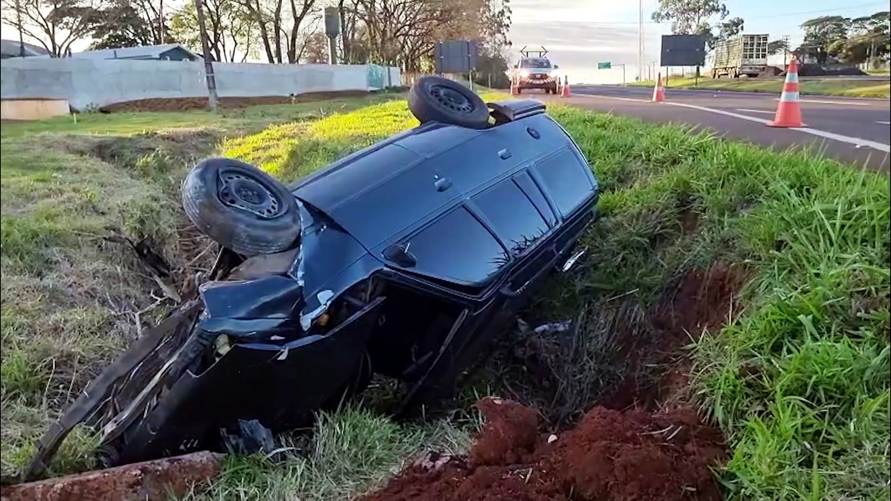 Ipanema capota na madrugada e fica com as rodas para cima em valeta na PRC-467