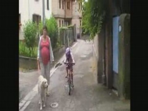 Zélie fait du vélo