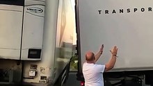 A smart way to get out of the situation. 🤓🚛💨 unknownartist #truckdriver #automobile #lkw #camion