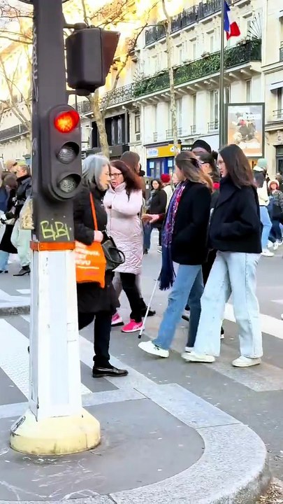 The guy stole my phone 😳 A woman fought him over it 😳🇫🇷