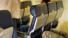 Bagarre entre passagers pour de la place dans les compartiments à bagages pendant le vol 😱