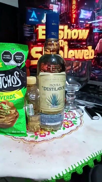 tequila destilador una botella con una pachita y una bolsa de tostachos de la marca Barcel viernes