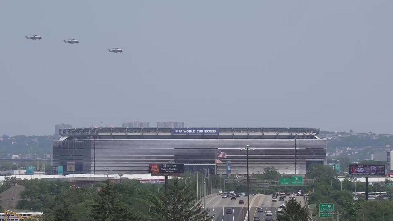 TRUMP flies over METLIFE STADIUM in MARINE ONE before SPAIN vs ARGENTINA WORLD CUP FINAL