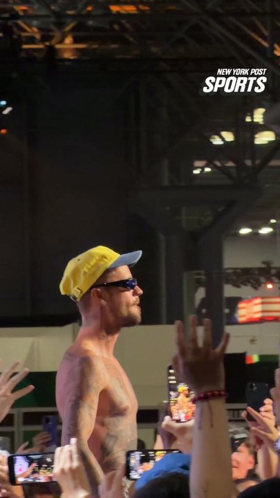 Justin Bieber surprises fans with performance at Fanatics Fest