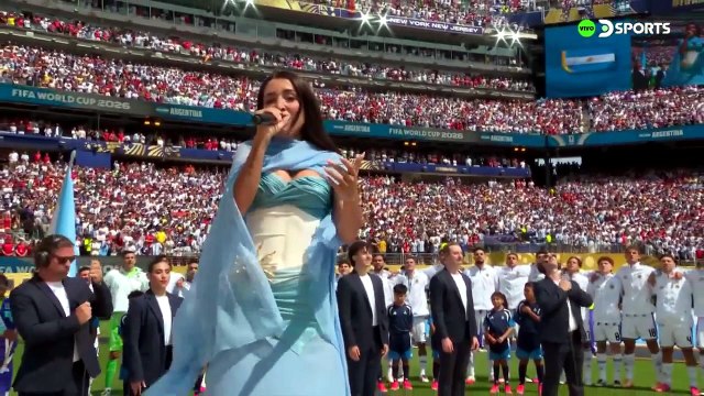 CORTO María Becerra canta el himno