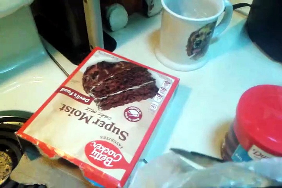 Betty Crocker super moist chocolate cake / Duncan Hines milk chocolate frosting