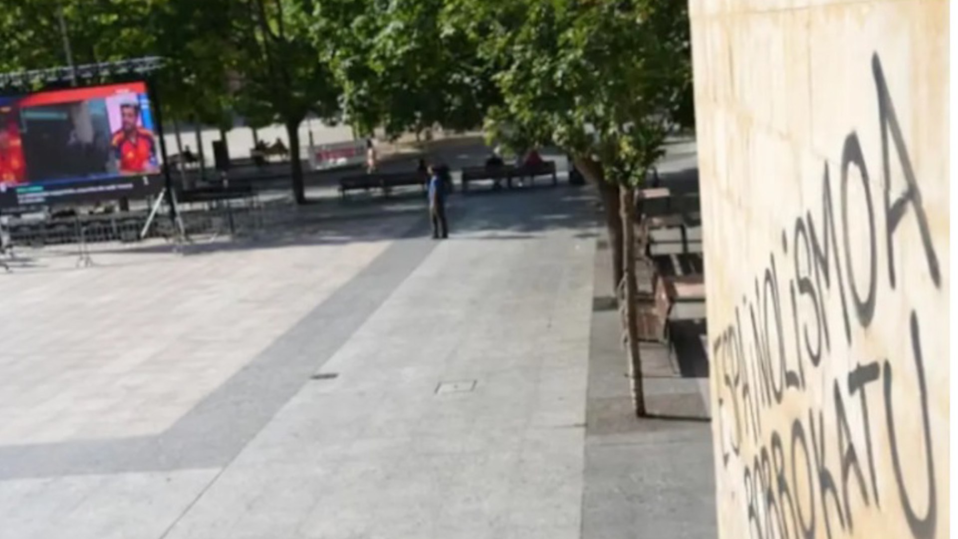 Una treintena de personas ataca con gas y pimienta y golpea a dos jóvenes aficionados de España en Vitoria y otro grupo trata de   sabotear la pantalla gigante  de la final en Bilbao
