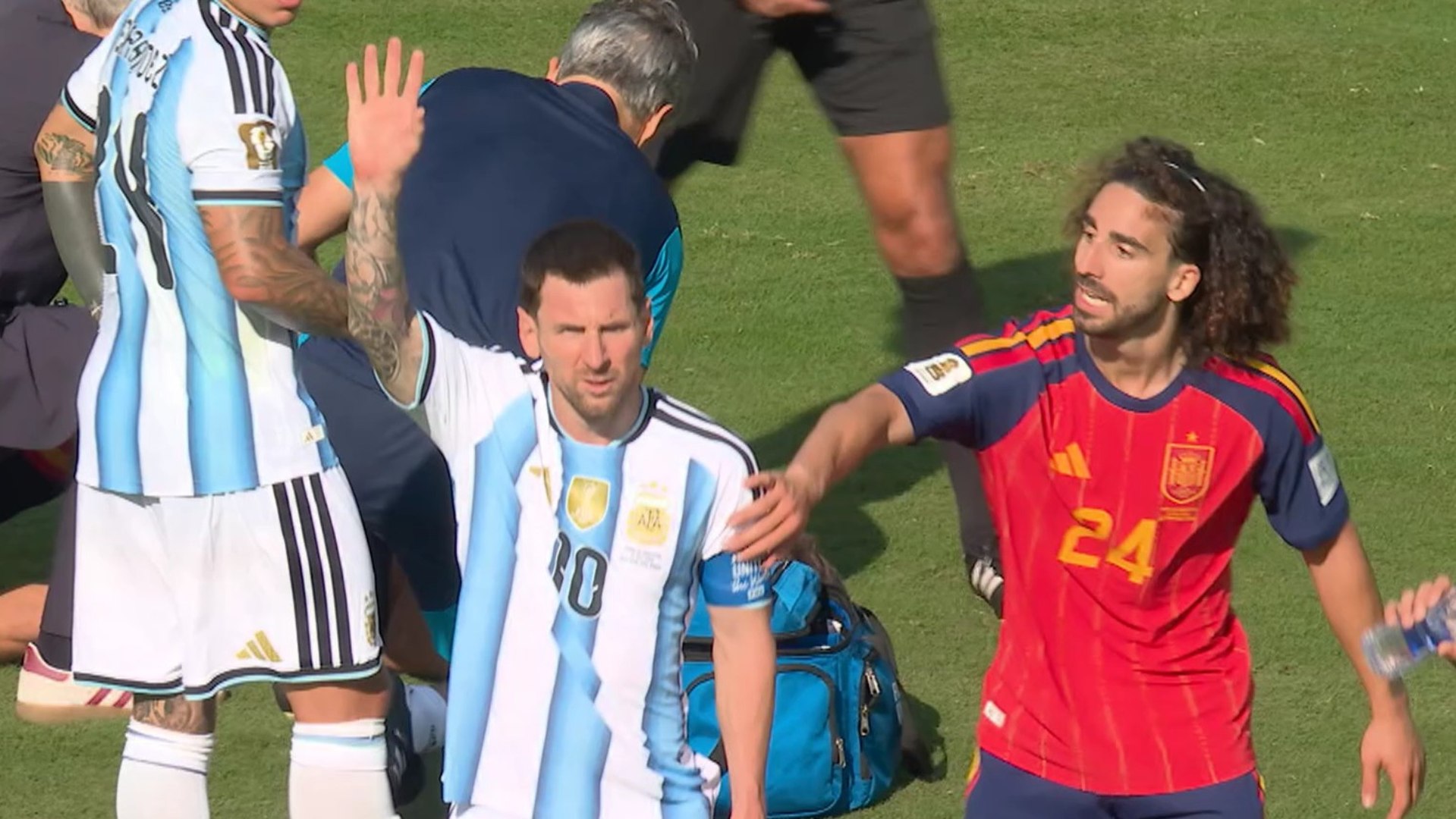 El gesto del que todos hablan: Messi pidió la roja para Cucurella por taparse la boca
