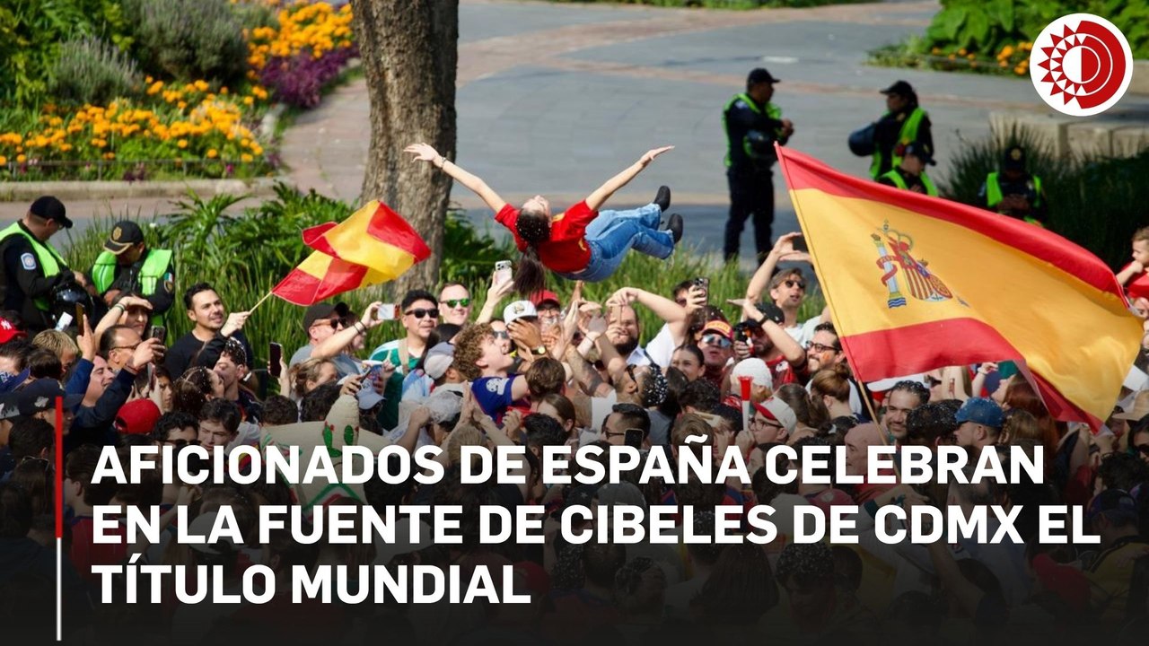 Aficionados de España celebran en la Fuente de Cibeles de CDMX el título mundial