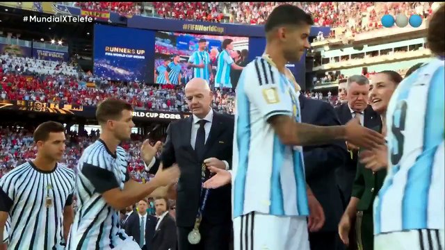 Cuti Romero no le dio la mano a Trump