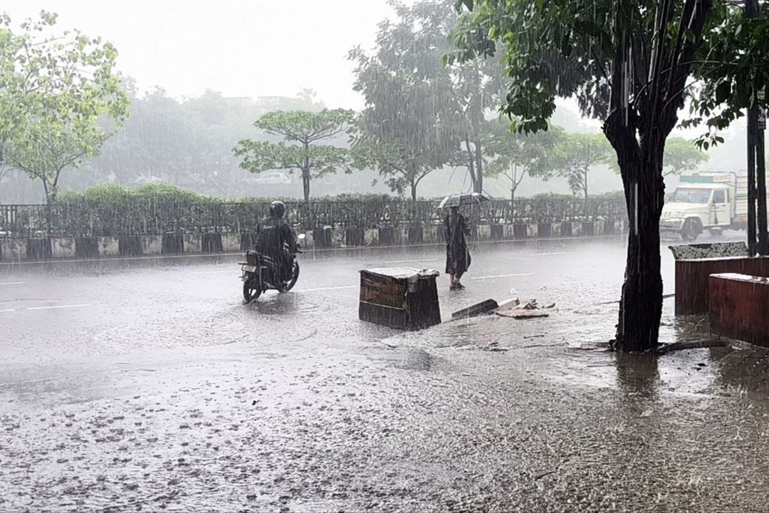 UP मौसम अपडेट: 60 से अधिक जिलों में भारी बारिश का ऑरेंज अलर्ट, 22 जुलाई तक झमाझम बरसेंगे बादल