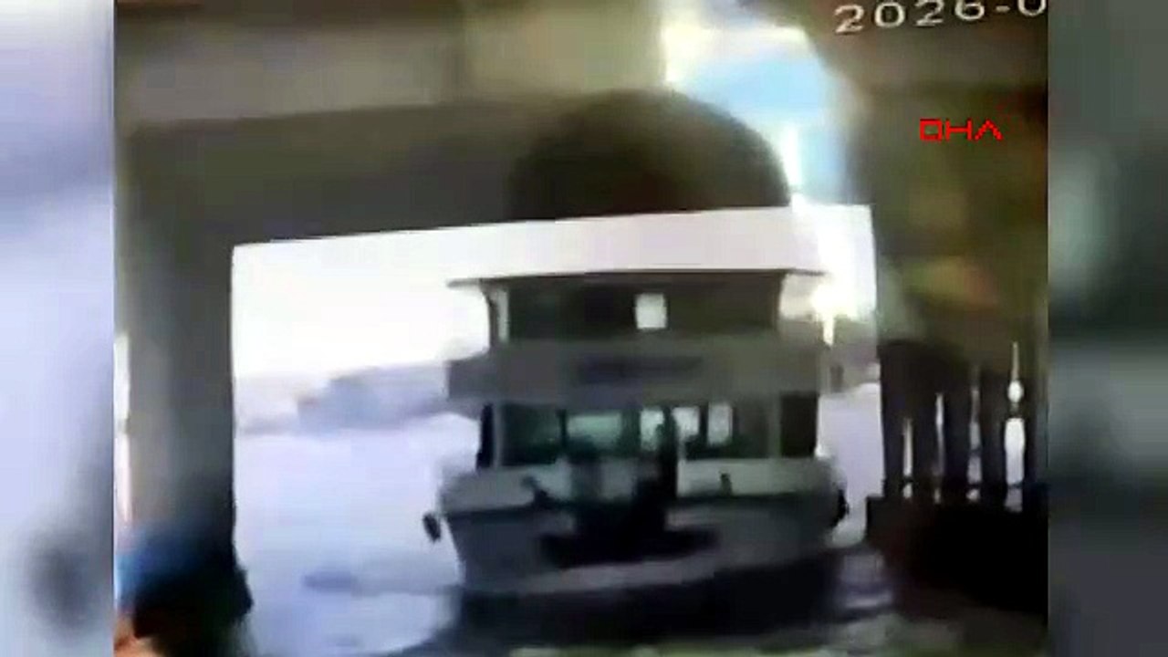 Haliç'teki tekne kazası kamerada: Köprüye çarpan tur teknesinden düşen bir kişi ölmüştü...