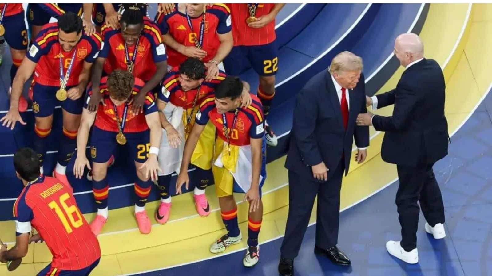 Infantino müdahalede geç kaldı; İspanya'nın şampiyonluk karesinde Trump da yer aldı