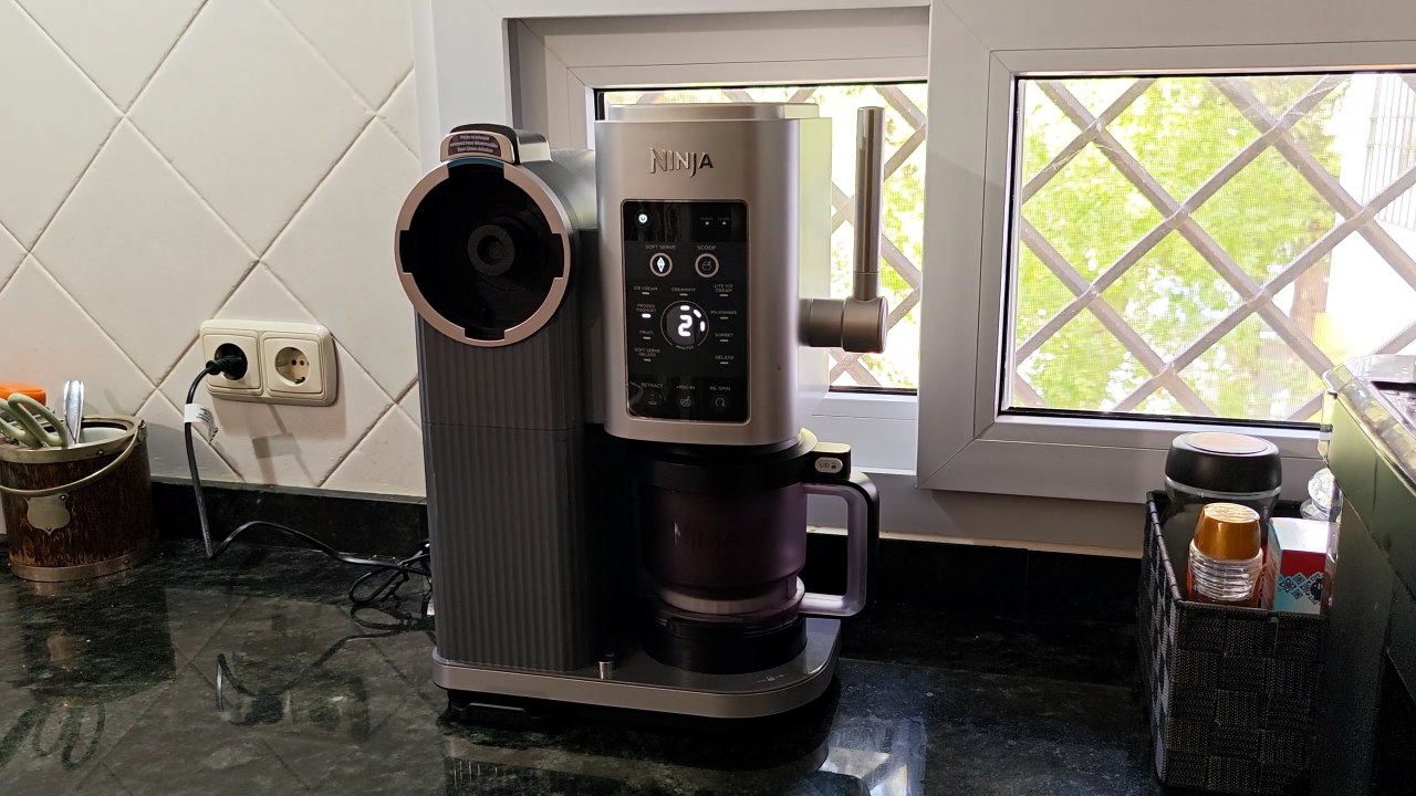 Ninja CREAMi Scoop & Swirl en funcionamiento