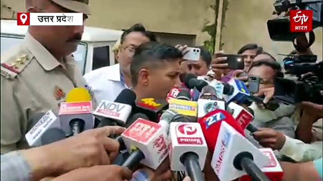 लखनऊ में अग्निकांड; जवाहर भवन के चौथे माले से भड़की भीषण आग, बचाव कार्य के दौरान गिरी दीवार