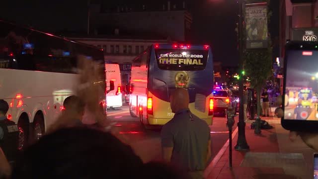 Espagne - Les fans hystériques avant le départ de l'hôtel de leurs héros