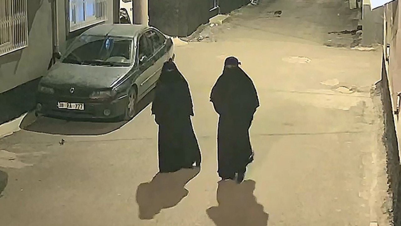 Çarşaf giyip, maymuncukla kapısını açtıkları evden altın ve para çaldılar!