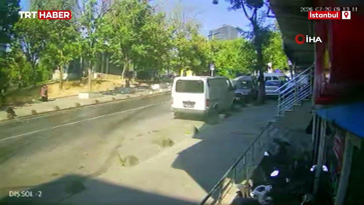 Bayrampaşa'da seyir halindeki su tankeri devrildi