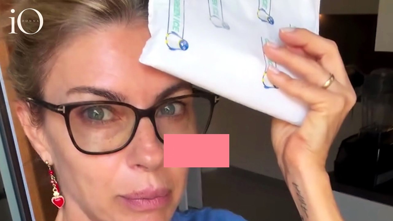 Martina Colombari, infortunio in cucina: il racconto con il ghiaccio sulla fronte