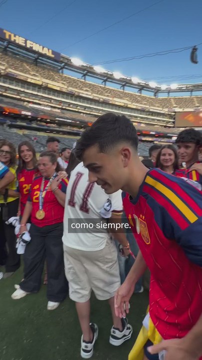 Pedri sigue con la tradición y le lanza un penalti a su padre tras ganar el Mundial