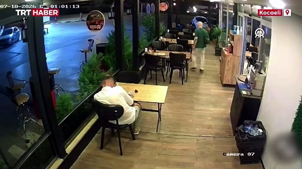 Kocaeli'de motosiklet lokantadaki müşteriye çarptı