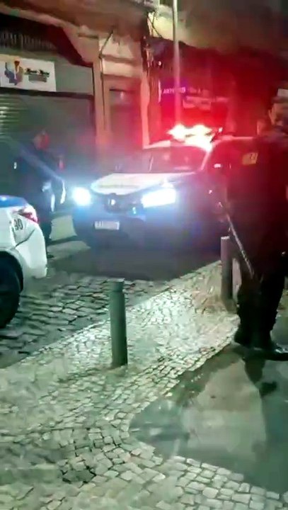 Furto de cabos: vídeo mostra homem saindo de bueiro antes de ser preso