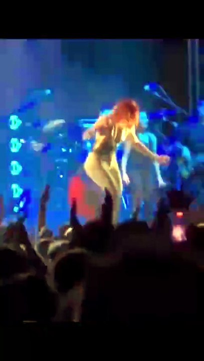 Noemi cade dal palco durante il concerto a San Salvo