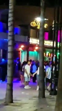 Argentinos lanzan objetos contra un bloque de viviendas en Fuengirola tras perder la final del Mundial
