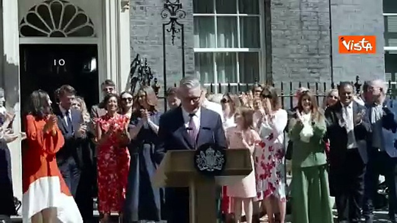 Standing ovation all'arrivo di Keir Starmer alla sua ultima conferenza stampa da Primo ministro