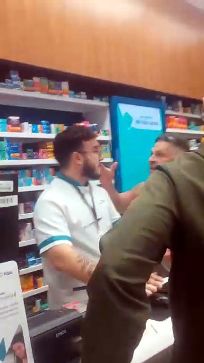VÍDEO: Homem se irrita com funcionário e invade balcão de farmácia