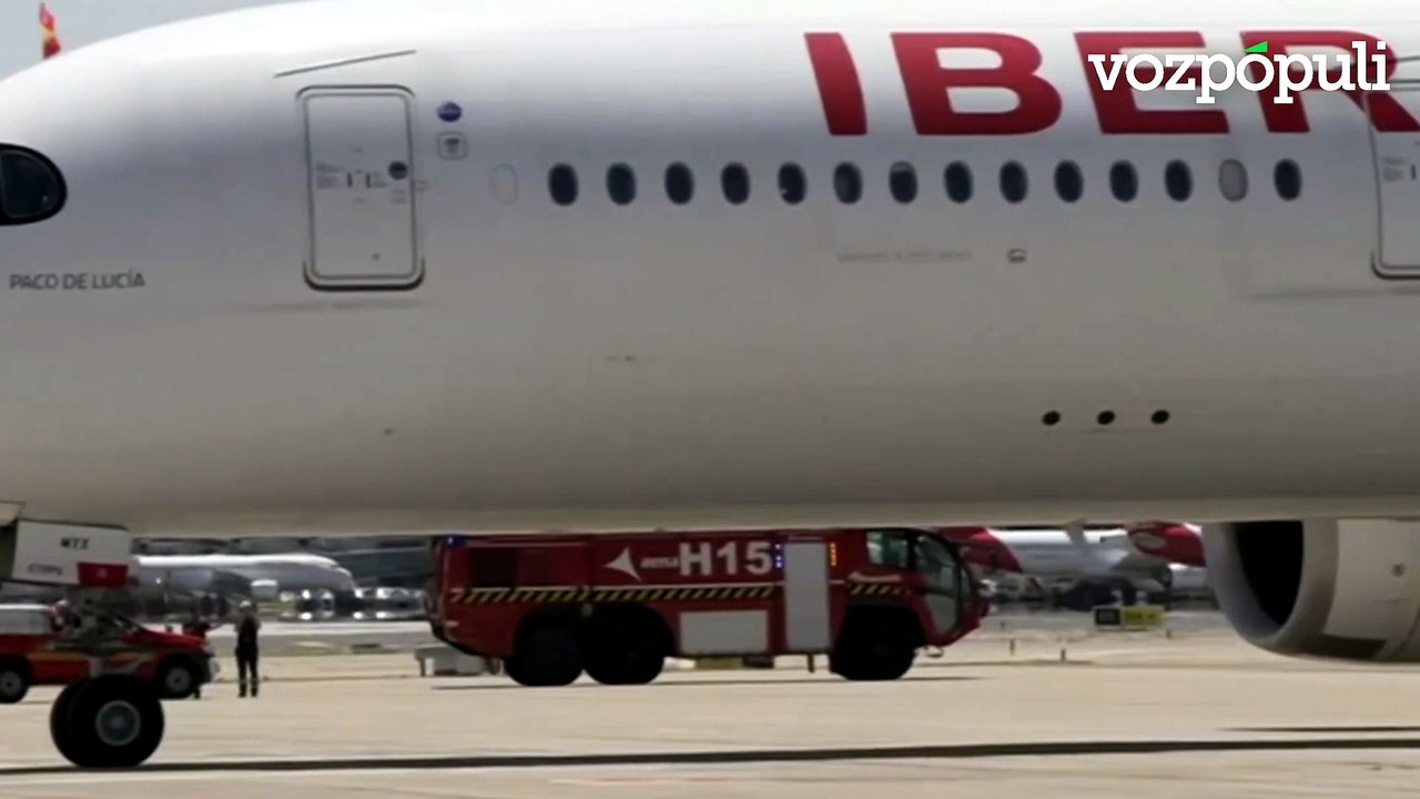 Rodri y De la Fuente bajan del avión con la copa de campeones del mundo