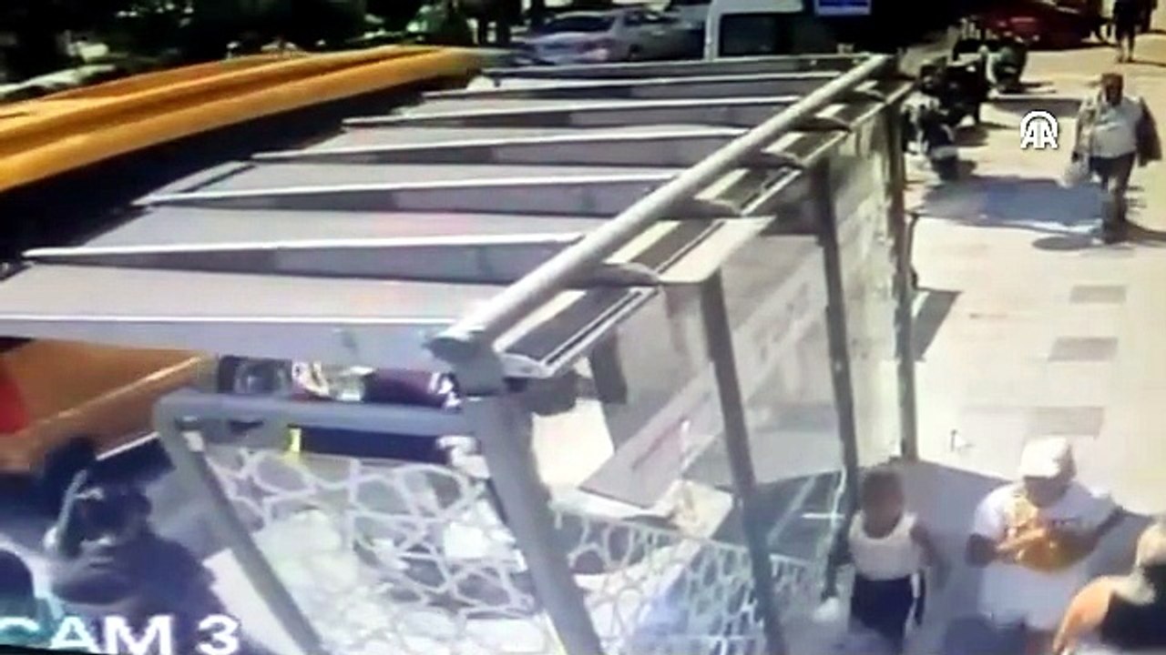 Silivri'de kamyonetin otobüs durağına çarpması sonucu 1 kişi yaralandı