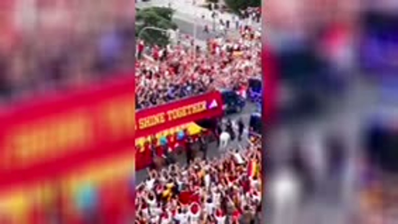 Spain squad PARTY with fans in Madrid!