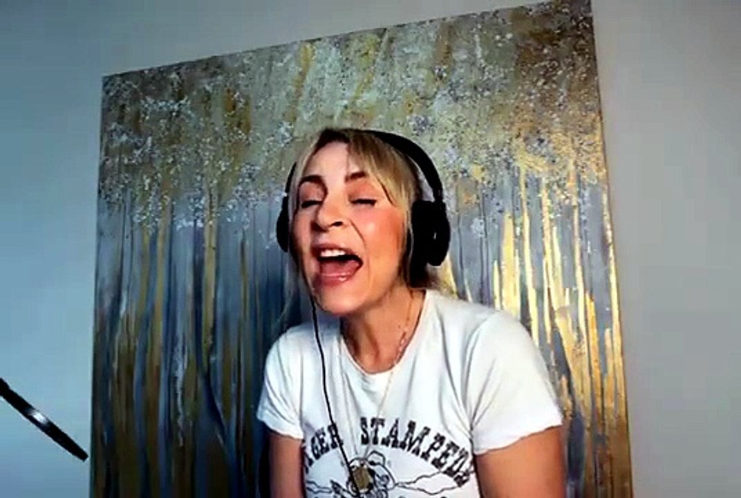 It Ain't Over 'til It's Over Lenny Kravitz cover Sarah Collins - Sarah Collins (360p, h264, youtube)