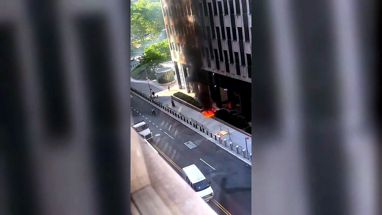 Paura a New York, ordigno incendiario davanti alla sede dell'Fbi: arrestato un uomo