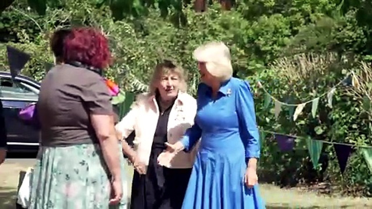 Queen meets former rough sleepers at homelessness charity